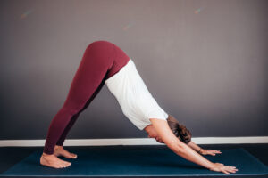 Kvinde dyrker blid yoga Dyrker blid yoga