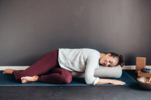 Dyrker yin yoga på yogapølle Dyrker yin yoga på yogapølle